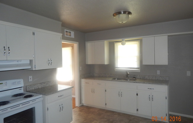 2 beds, 1 bath, $1,095