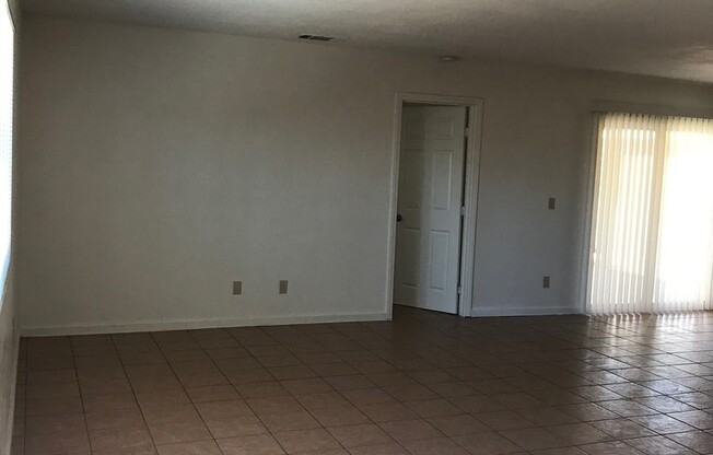 3 beds, 2 baths, $1,895, Unit B