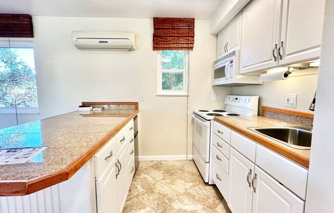 Darling Stand Alone & Detached Open Studio Layout Guest Home unit on Private Country Property in Fallbrook!