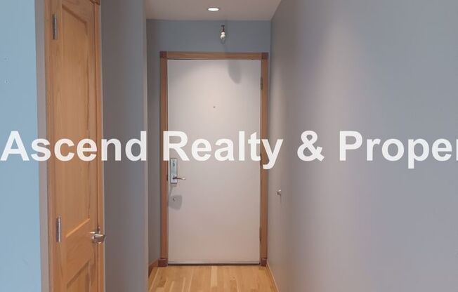 **Move In Special** $400 Off Views Galore 2 Level Condo Minutes to Downtown Incl Water/Sewer/Garbage & Parking