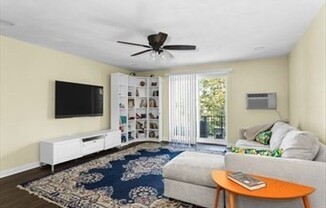60 Greentree Ln.