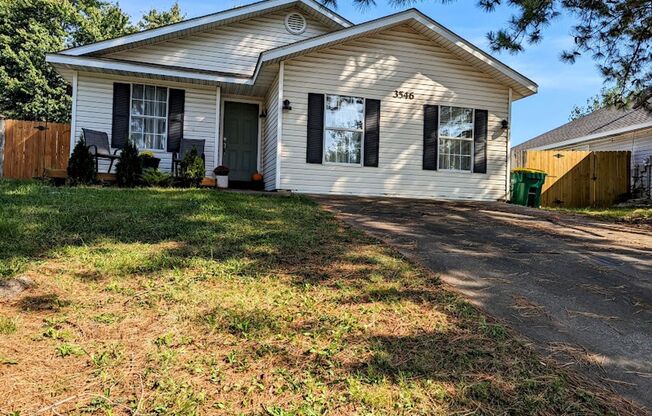 Adorable 3 BD 1 BA House 5 Min to Downtown Springdale