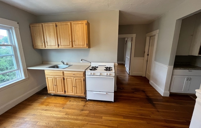 2 beds, 1 bath, 800 sqft, $2,500, Unit 3L