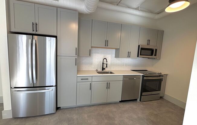 1 bed, 1 bath, 589 sqft, $1,900, Unit 39-713