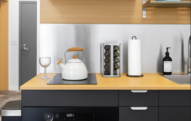 Studio, 1 bath, 325 sqft, $1,400, Unit 118