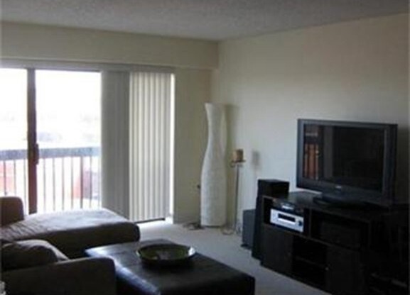 2 beds, 1.5 baths, 728 sqft, $3,250, Unit 303