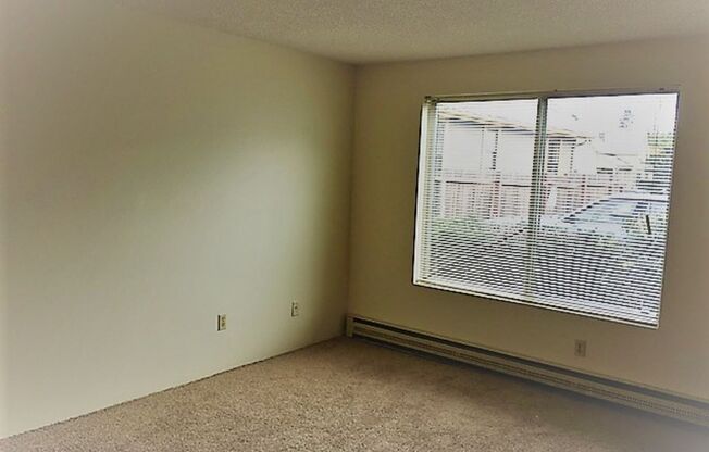 Montavilla Townhouse Style Apartment!