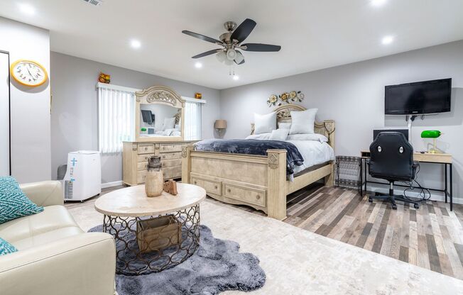 Adorable Studio for Rent - Short Term Fully Furnished!