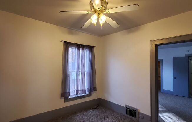 2 beds, 1 bath, $1,050, Unit Unit A