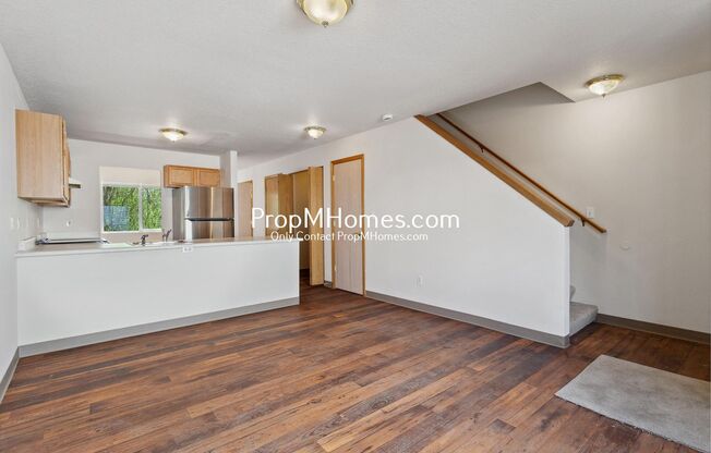 Updated 2 Bedroom Duplex in SE! Brand New Appliances!