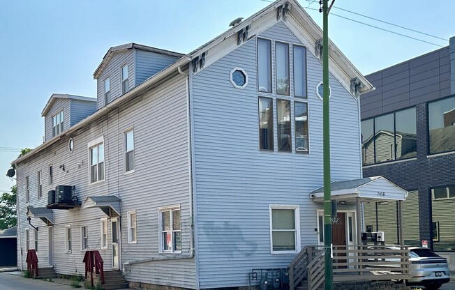 2458 CLYBOURN