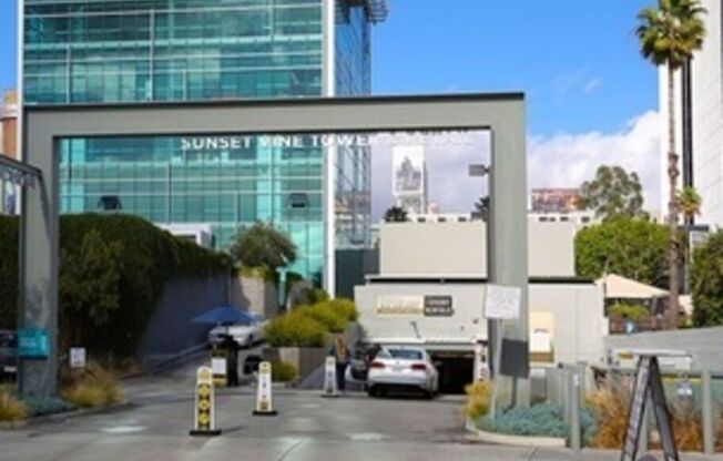 1 bed, 1 bath, 858 sqft, $4,545, Unit 1403