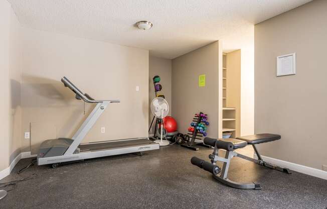 the gym at the whispering winds apartments in pearland, tx