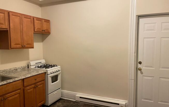 Studio, 1 bath, $895, Unit 28 S. Prince St. Apt. 1