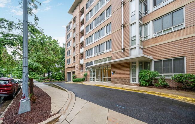 Beautifully Renovated 1BR Condo With Balcony in Amenity Rich Community with Parking!