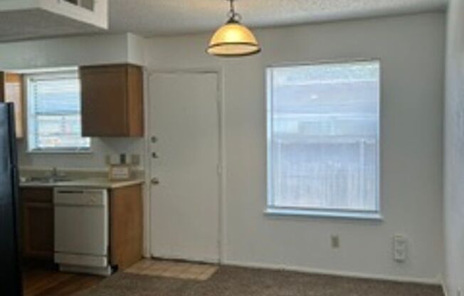 2 beds, 1.5 baths, 1,084 sqft, $915, Unit 0605