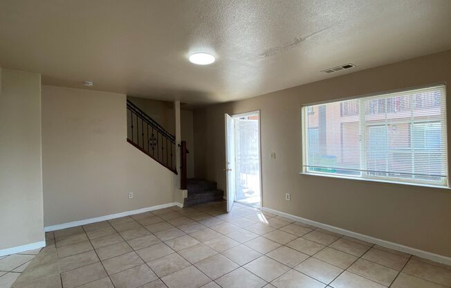 Spacious, 3 Bed, 2 Bath Townhouse