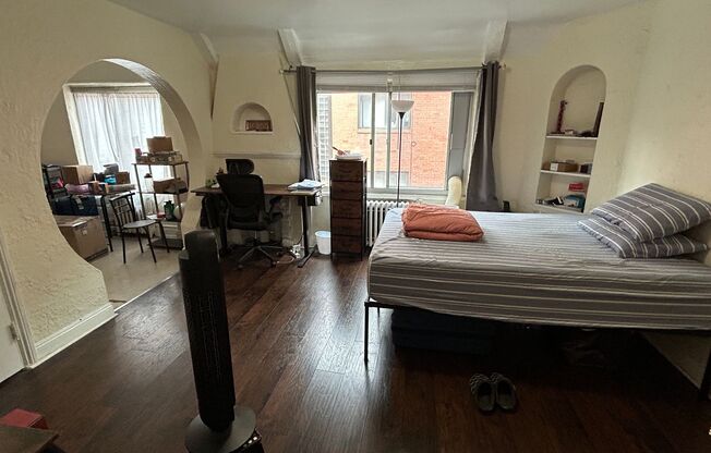 Tudor Hall~ Shadyside on the boarder of Oakland and Bloomfield~ convenient walkable location