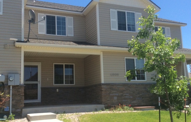 5 BEDROOM, 4 BATHROOM TOWNHOUSE WITH 2 CAR DETACHED GARAGE