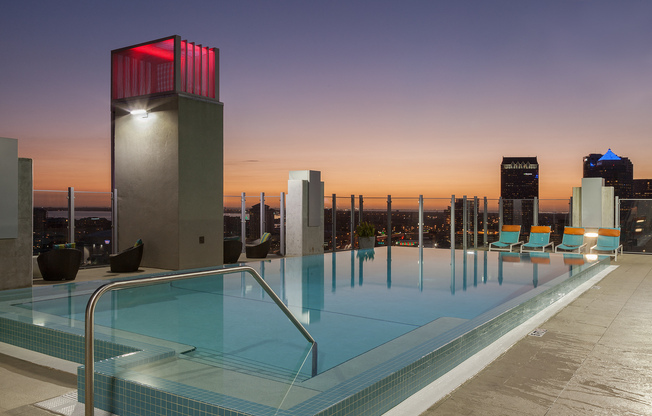 Enjoy the views of Tampa from the edgeless 360 saline pool at the rooftop of Skyhouse Channelside.