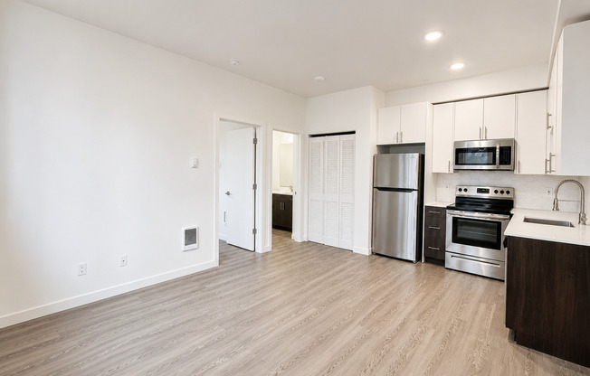 4 WEEKS FREE RENT! Brand New Modern Units in N. Tabor Neighborhood