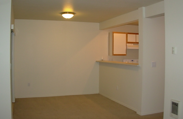 Tualatin Towhouse with Easy Access to I-5, I-205, Bridgeport Village!