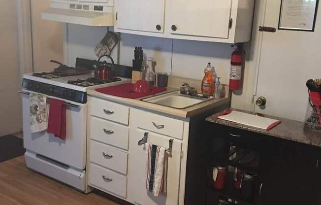 Studio, 1 bath, 550 sqft, $720, Unit Apt 4