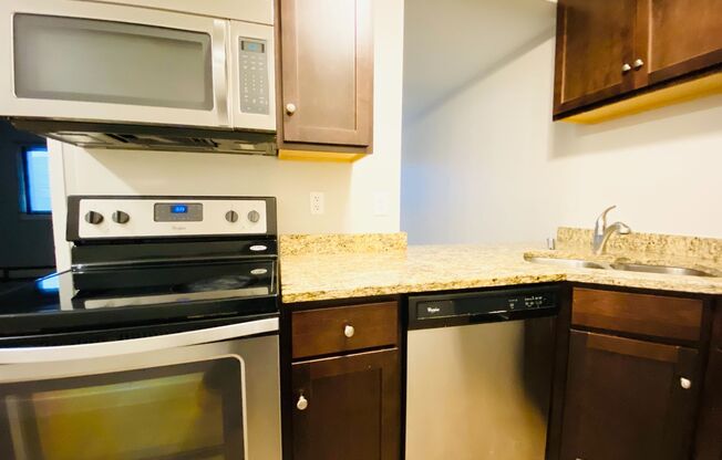 1 bed, 1 bath, $950, Unit 112