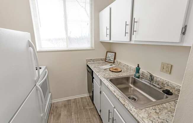 This is a picture of the kitchen in a 572 sq foot 1 bedroom, 1 bath apartment at Red Bank Reserve in the Madisonville neighborhood of Cincinnati, Ohio.