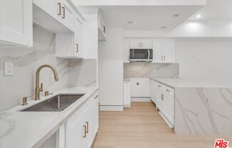 5561 1/2 EL CANON AVE