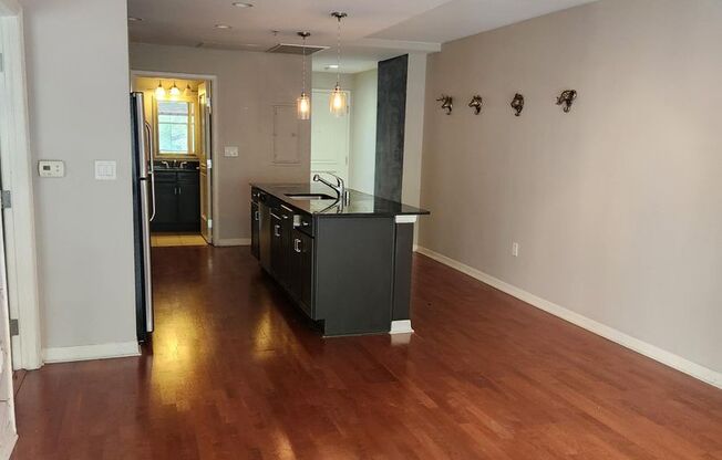 2 beds, 1 bath, $2,200, Unit # 323