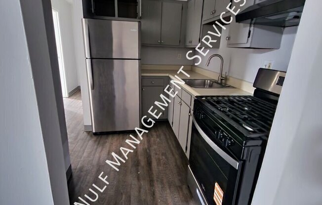 100 E 8 AVE