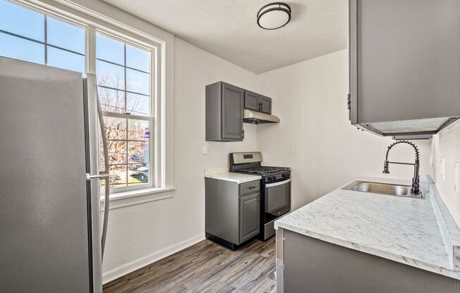 2 beds, 1 bath, 800 sqft, $949, Unit 111 W Lincoln Ave #21
