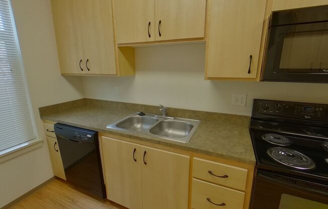 3 beds, 1.5 baths, 1,302 sqft, $2,550, Unit 2