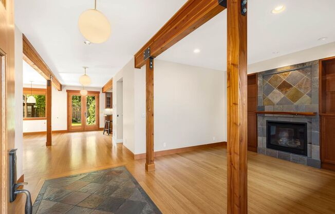 MOVE IN SPECIAL!! Beautiful Ravenna Home