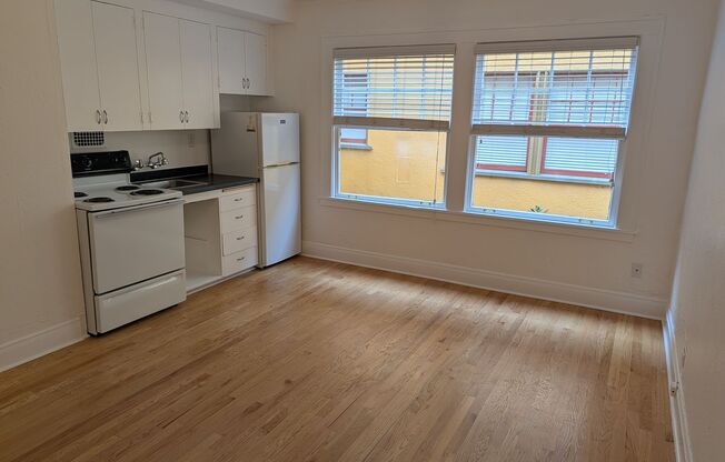 Studio, 1 bath, 308 sqft, $1,129, Unit 06