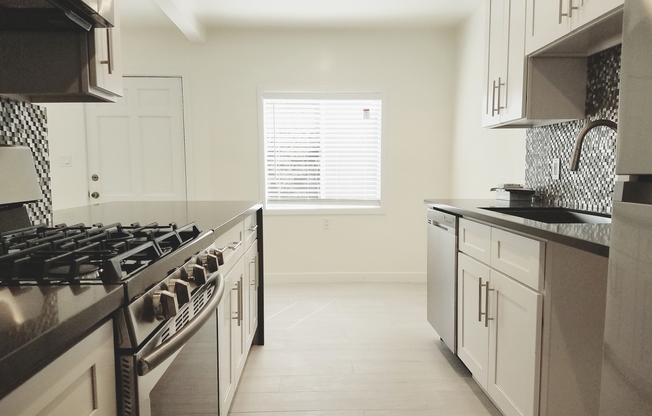 1 bed, 1 bath, 800 sqft, $2,850