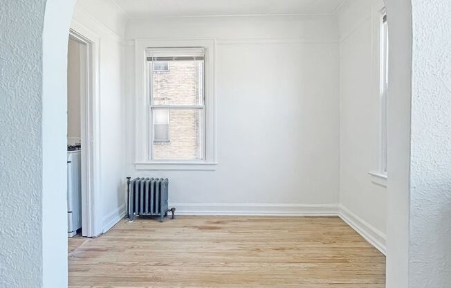 2 beds, 1 bath, 800 sqft, $1,300, Unit 211