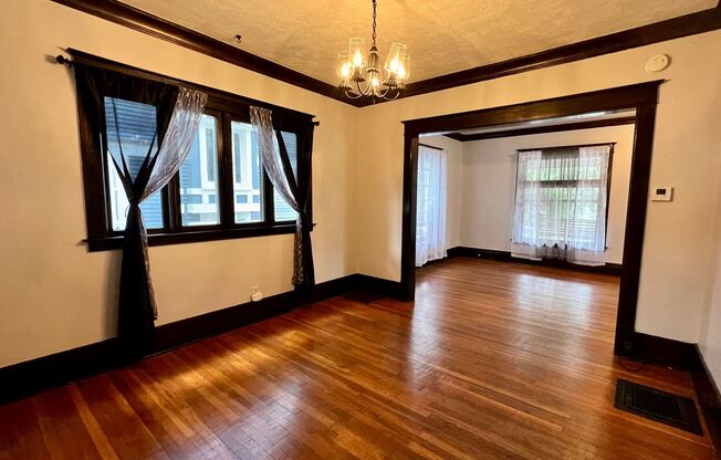 28 Grand NE- Midtown single family! Water included. Washer/dryer.