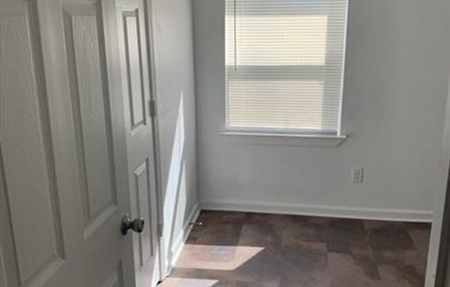 3 beds, 1 bath, $950