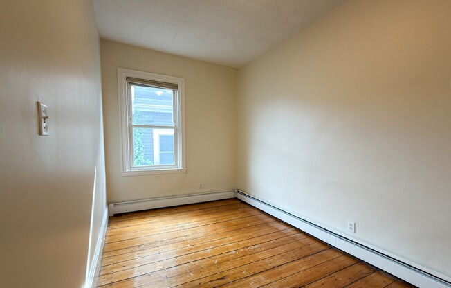 2 beds, 1 bath, 612 sqft, $3,000, Unit 2r