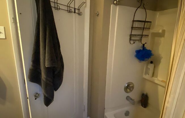 3 beds, 1 bath, $1,600, Unit Allentown