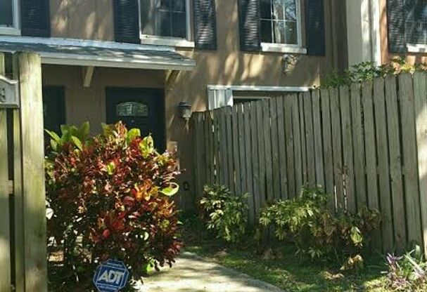 2BR Townhouse Steps from Bayshore