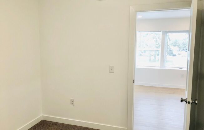 1 bed, 1 bath, 402 sqft, $1,275, Unit 517- (7)