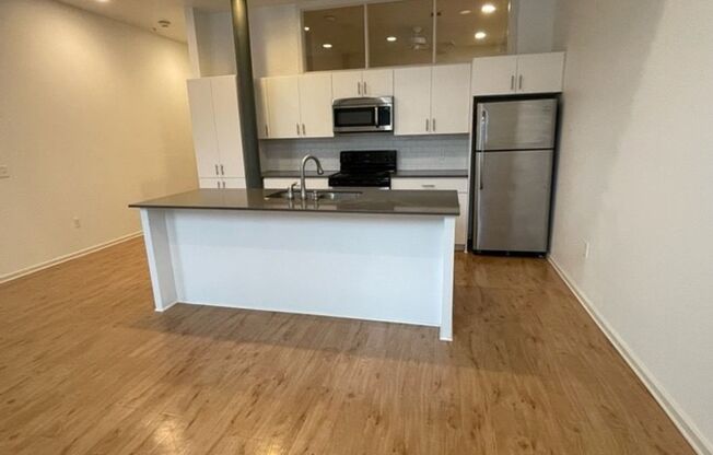 1 bed, 1 bath, 806 sqft, $1,115, Unit 06