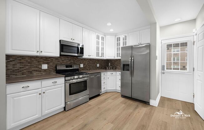 Modern Updated Victorian Duplex 3-Plus Bedroom Apartment in Oak Park