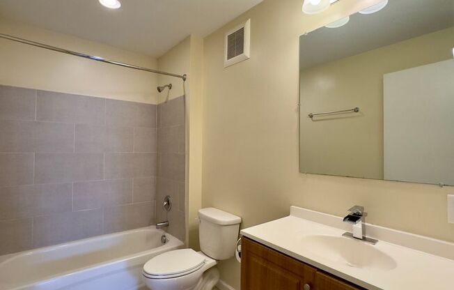 Studio, 1 bath, 899 sqft, $1,360, Unit 413 Unit 102