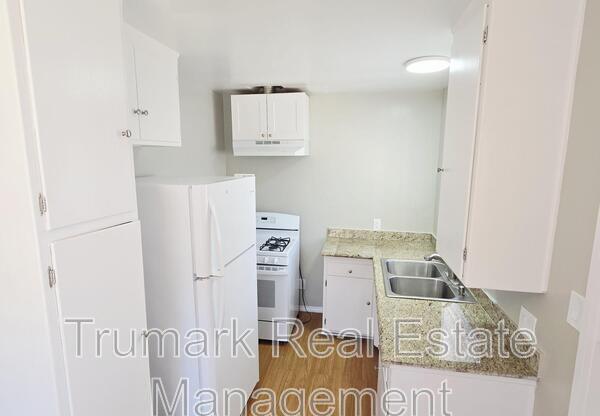 215 W ACACIA AVE