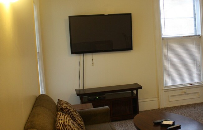 2 beds, 1 bath, $1,900, Unit Apt 4