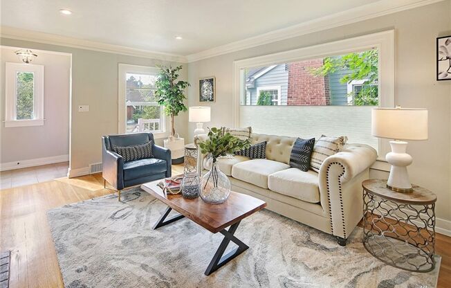 Renovated Old World Charm within 1-block to Green Lake